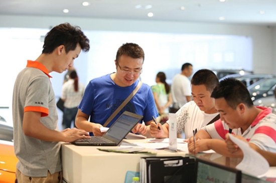 成交攀高 汽车街 成都新元素成功合作拍卖近50辆