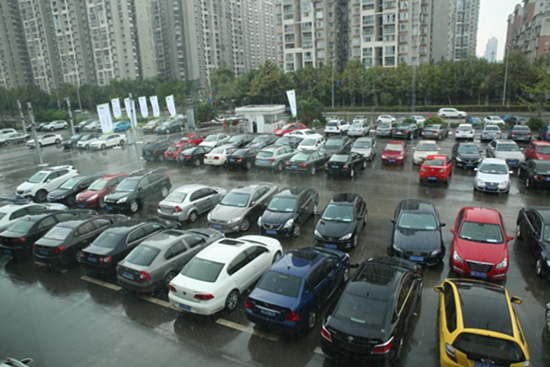 成交攀高 汽车街 成都新元素成功合作拍卖近50辆