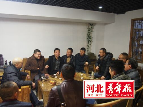 9月20日,由本报《经济圈》周刊联合河北省收藏家协会根雕专业委员会及河北物华拍卖行有限公司共同举办的“首届中国根雕收藏品拍卖会”活动将于河北省石家庄市南二环的古韵文化广场C座负一层年年榆古典家具会馆盛大开幕。从今日起,来自全国多个省市的根雕精品陆续展出。